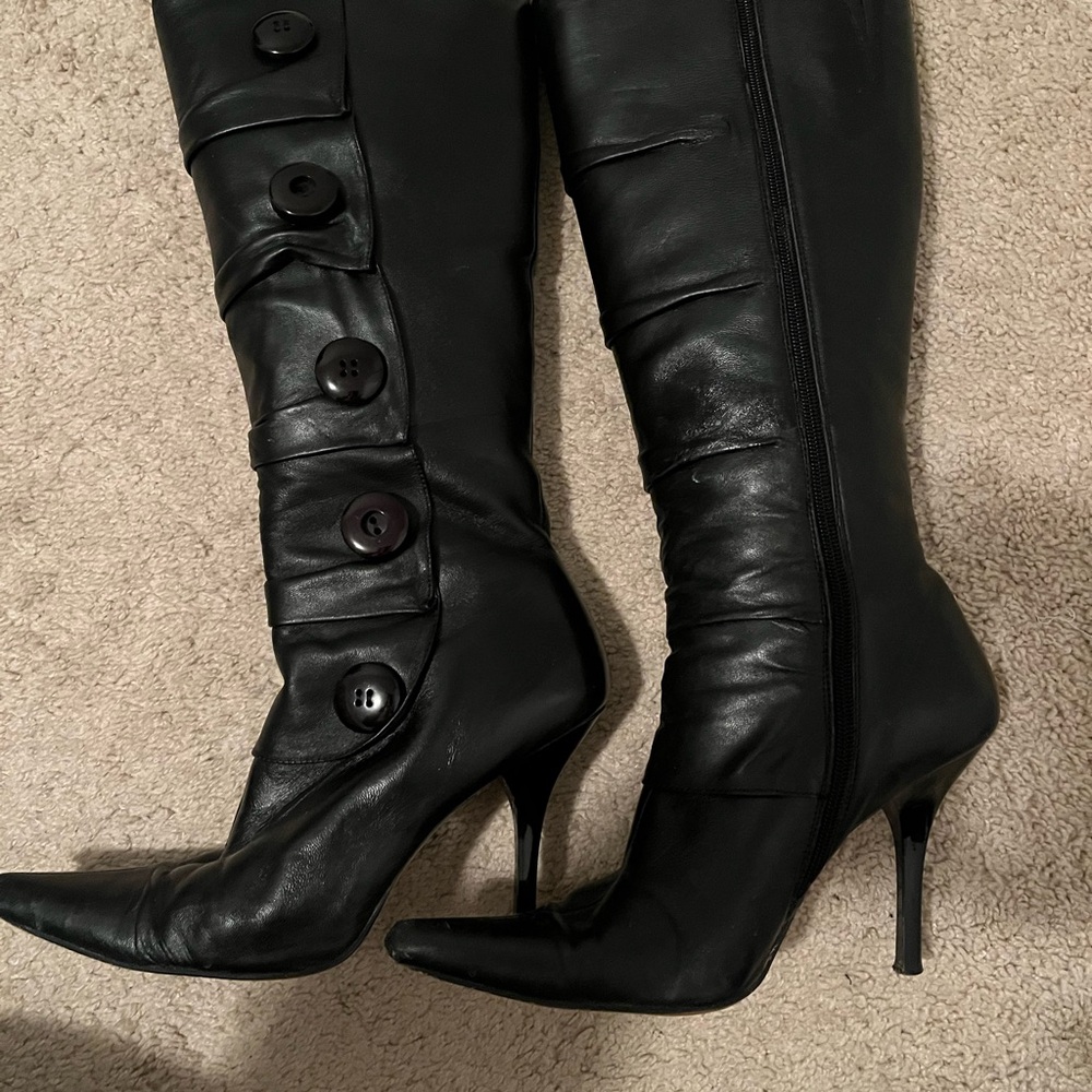 Elegant Black Buttoned Heeled Boots for Women - Picture 2 of 5